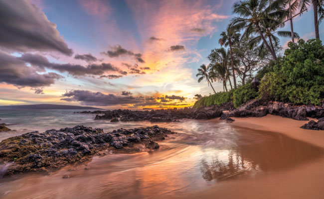 » Country Heritage Tours Beautiful beach in Hawaii with volcanic rocks