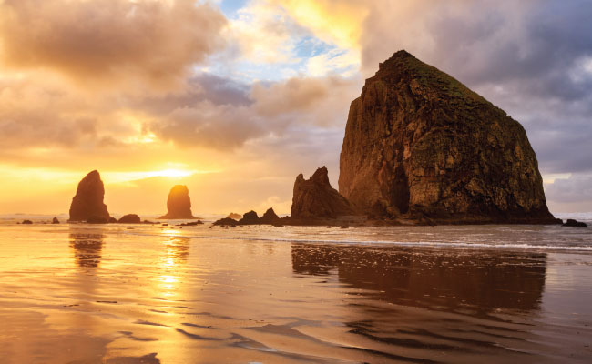 » Country Heritage Tours Cannon Beach with large rock outcroppings