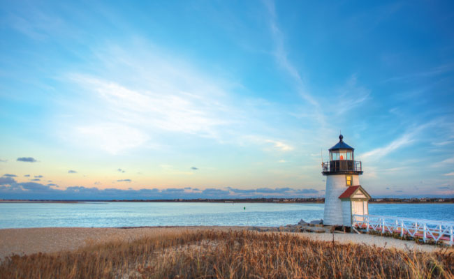 » Country Heritage Tours Lighthouse in front of the ocean in Nantucket