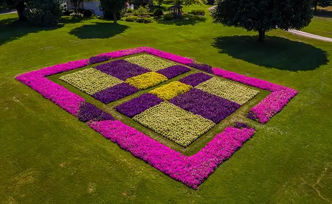 » Country Heritage Tours Quilt garden with colorful flowerbeds