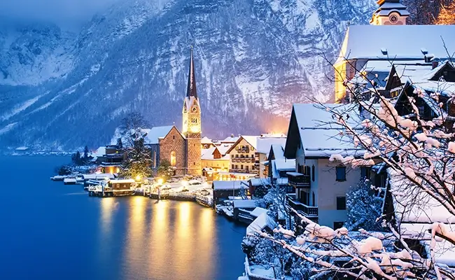 » Country Heritage Tours Beautiful lake in Vienna with snow-covered buildings